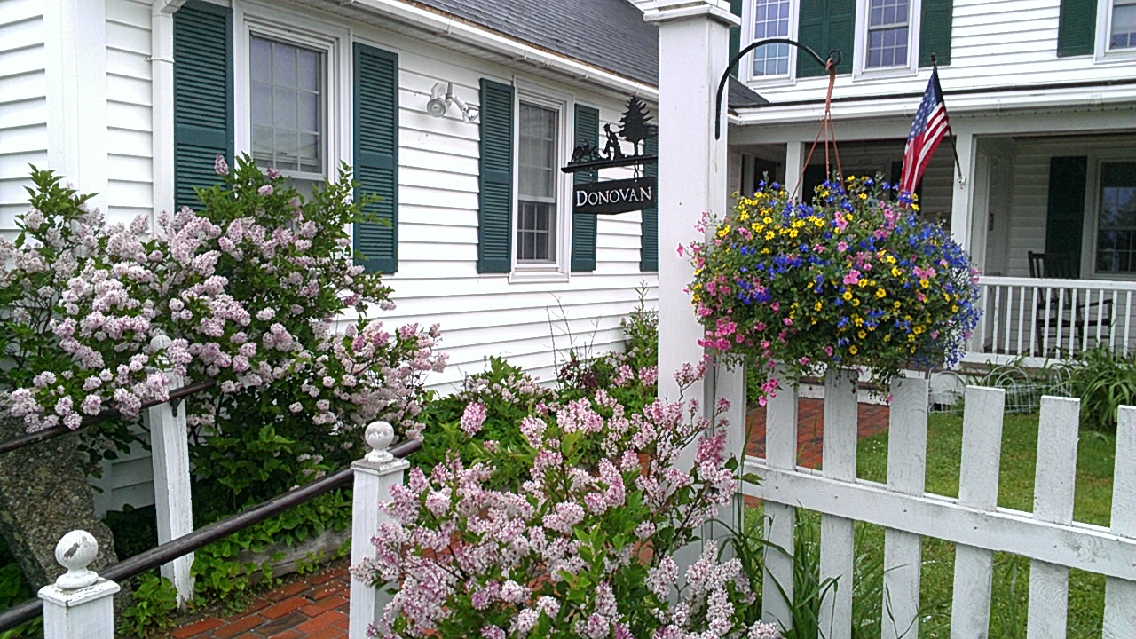 Front image of the Robin Hill Farm white house