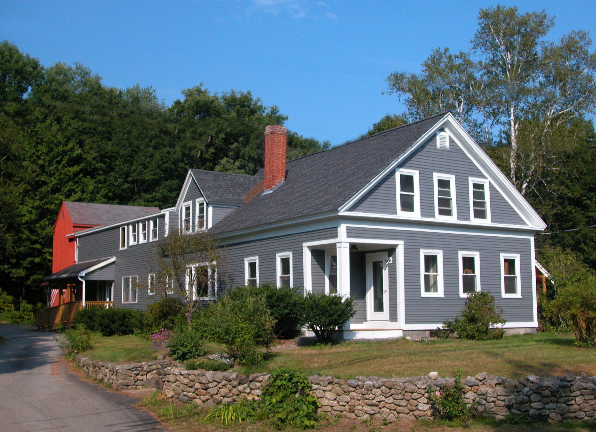 photo of the outside of the Summer Street Program house